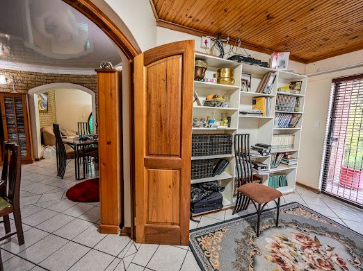 5 Bedroom Property for Sale in Langenhovenpark Free State